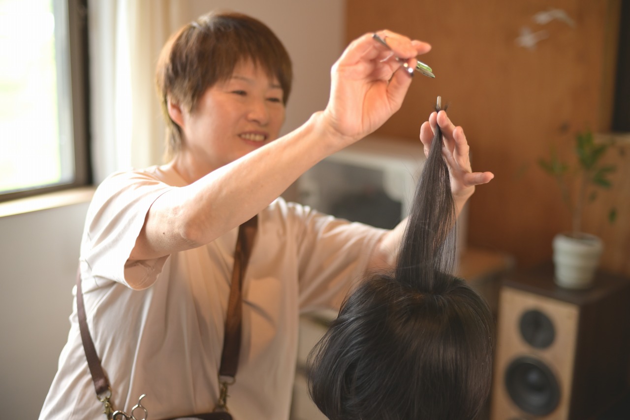 髪を整える美容師